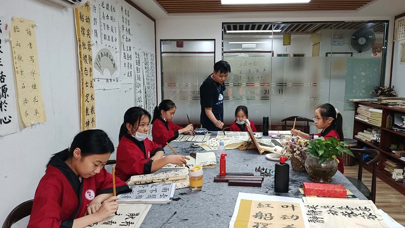 选择一个合适的学习平台对于短期技能培训至关重要。一个优秀的平台应该具备以下特点：