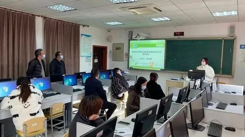选择成人教育机构时，可以从以下几个方面了解：